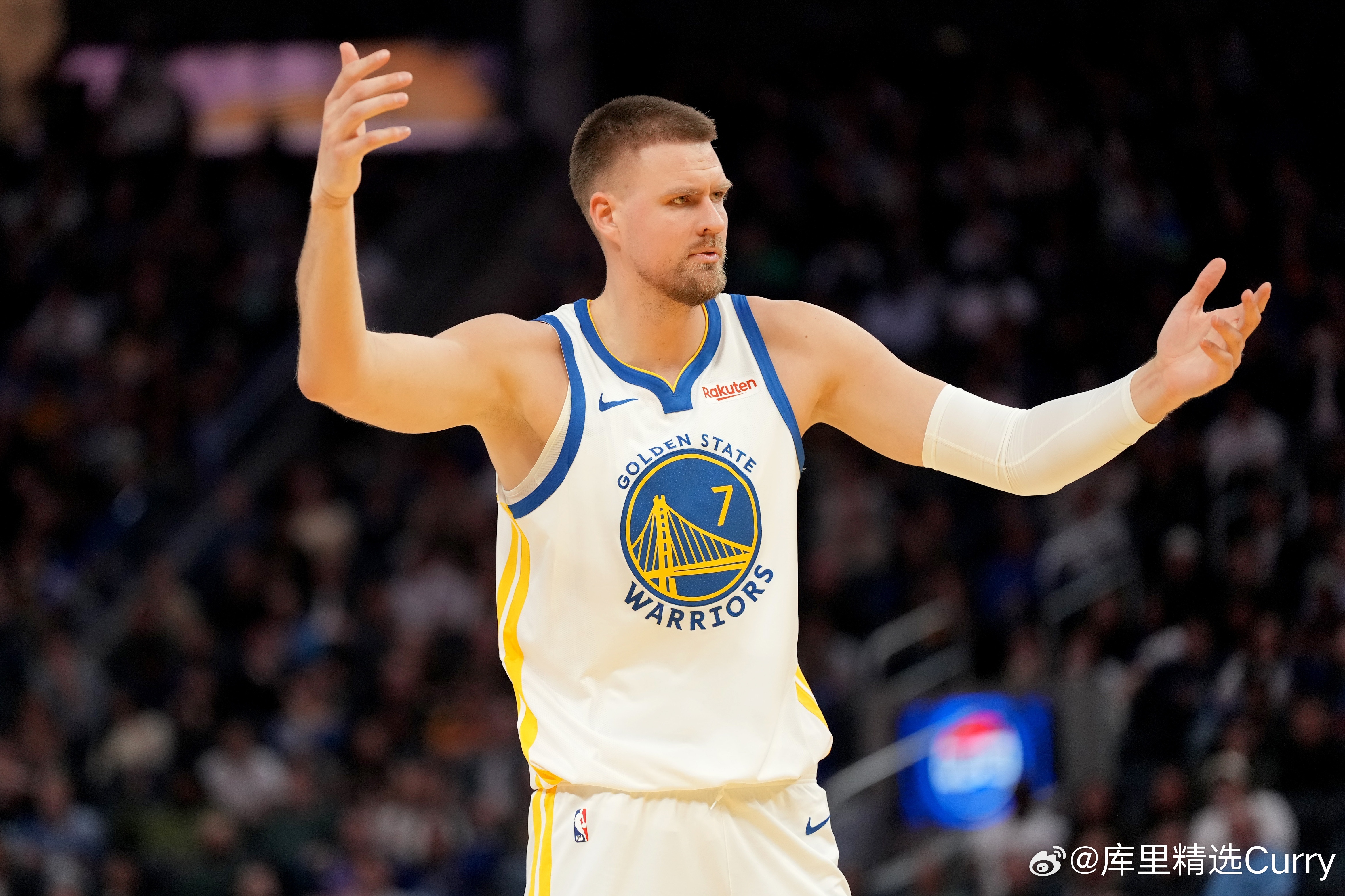 波尔津吉斯表示，他的右手腕目前有点受伤，这让他很难找到三分球的投篮节奏。波尔津吉