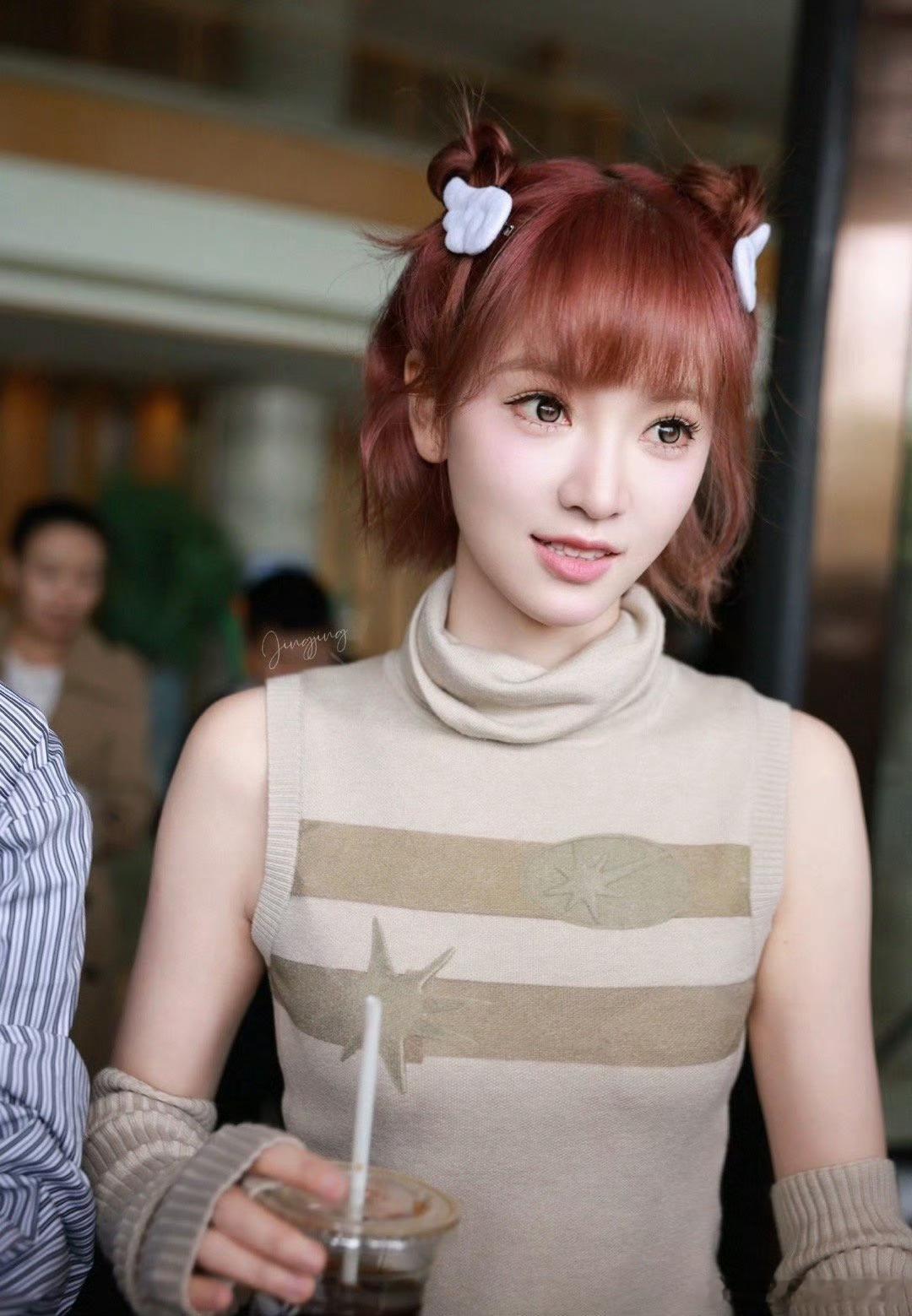 灿灿的西装造型奶凶奶凶的！像极了装大人，但谁不想要这满30减20的童颜呢？黄灿灿