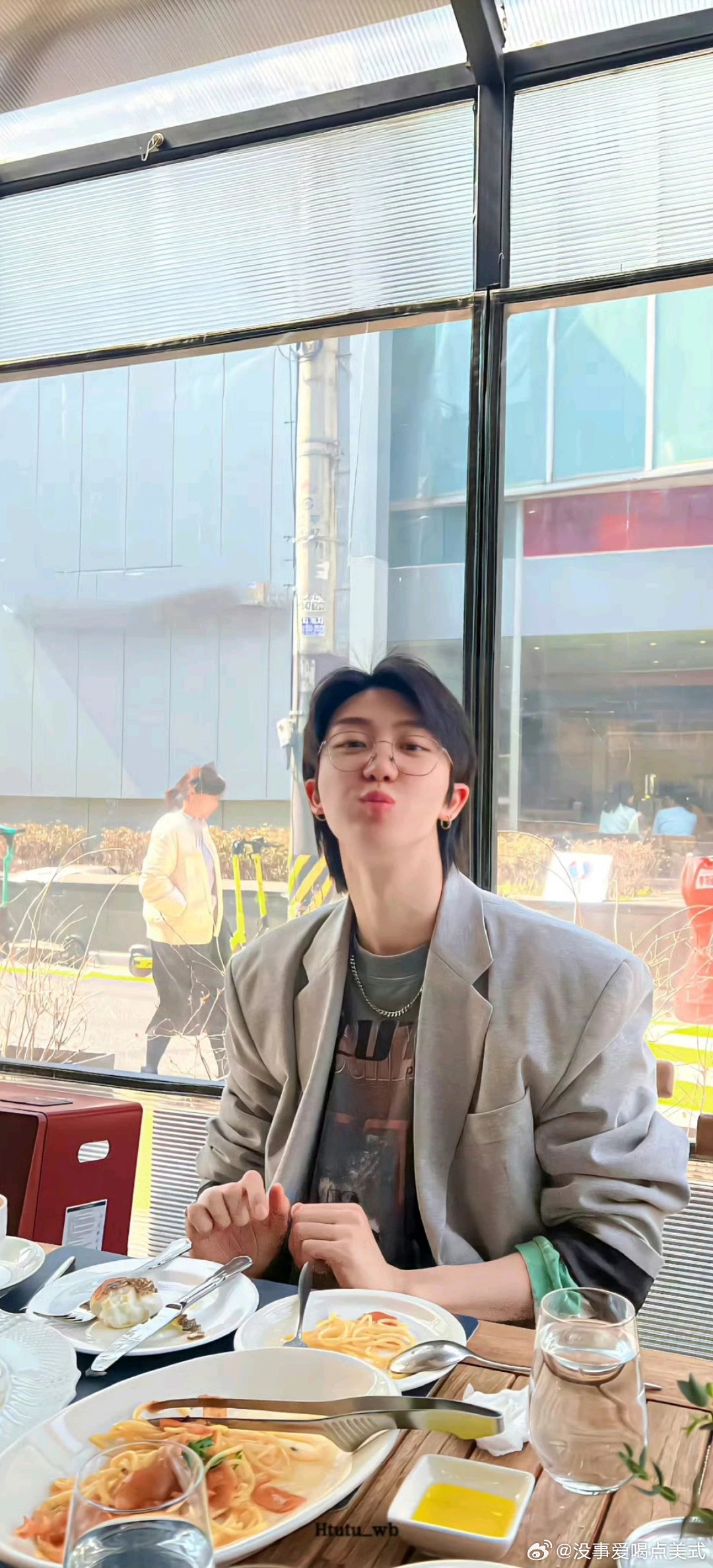 冲浪捡到一张图这张明浩好漂亮～耶啵耶啵 完全是欧尼