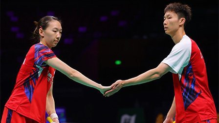 振欣组合2比0雅思组合   混双小组赛，蒋振邦/魏雅欣21-17、22-20战胜