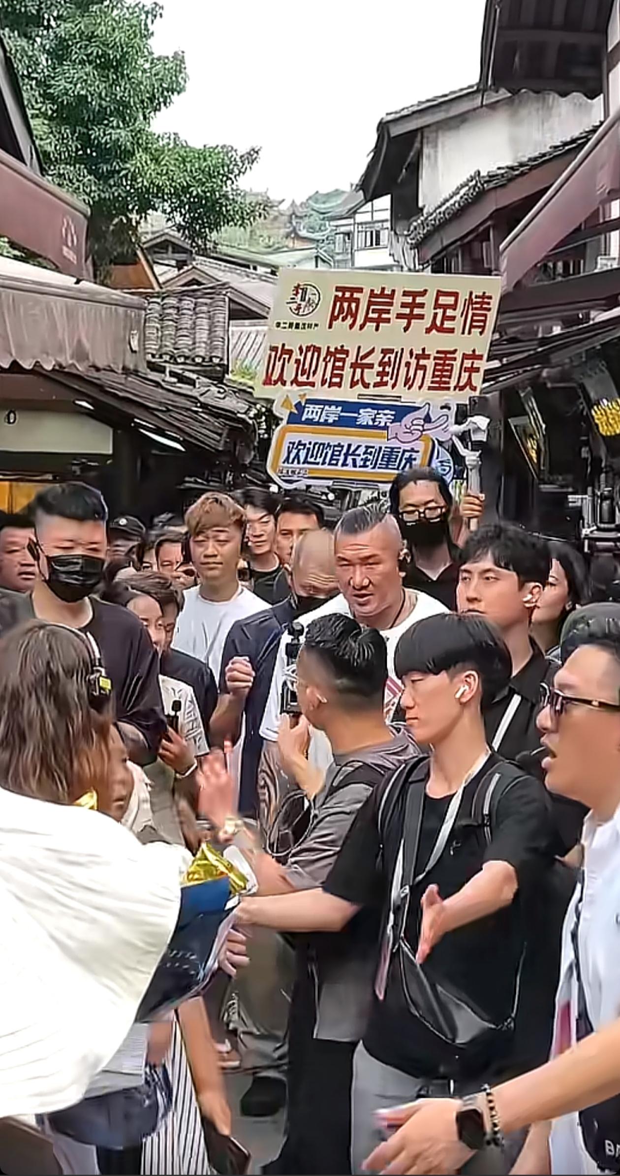 台湾馆长的川渝之行受欢迎程度远超预期，所到之处，皆被人群围得密不透风，想要与其拍