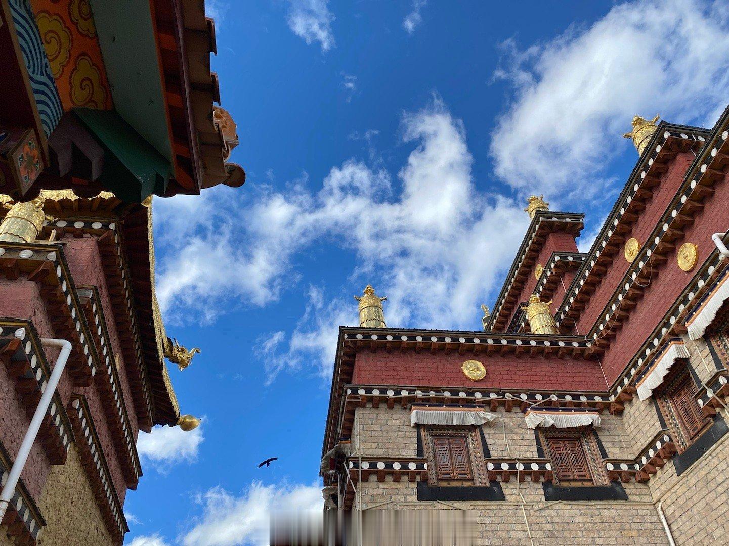 噶丹·松赞林寺依山而建，金碧辉煌的建筑集藏族造型艺术之大成，昆塔高大神圣，殿宇宝