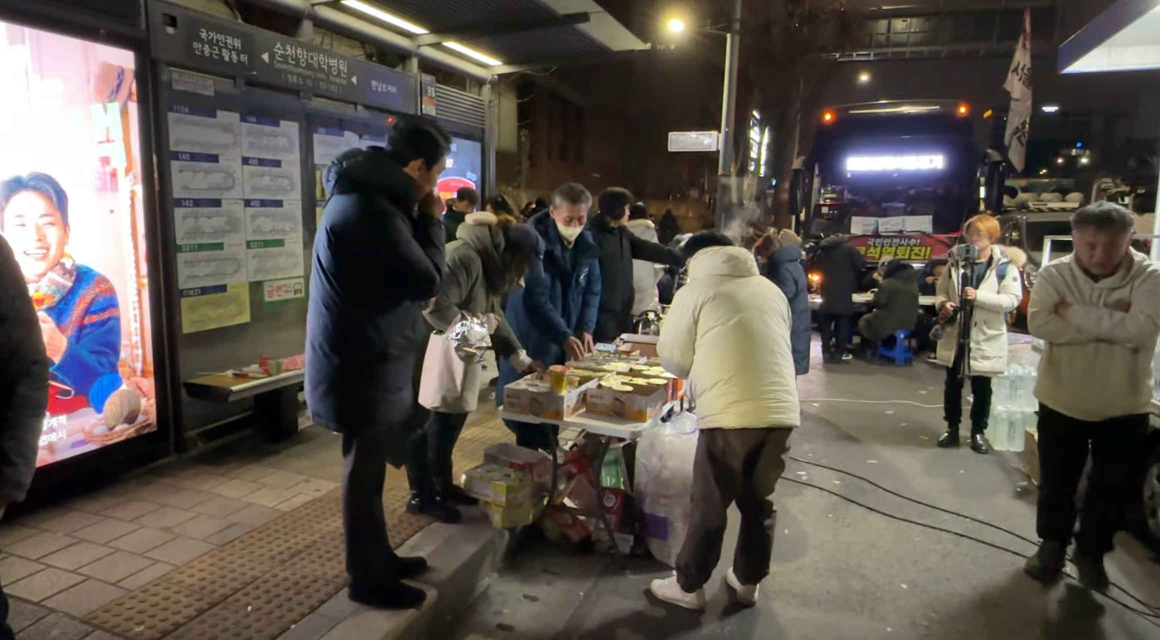 🔻这是直播正在直播的“通宵守护全世界最好的尹锡悦”泡面摊。🔻图5-7一看就是