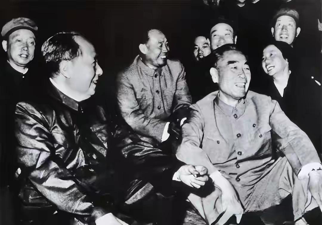 1956年，毛主席和周恩来等人相聚在怀仁堂看戏。台上的演员演得很卖力，台下的叫好