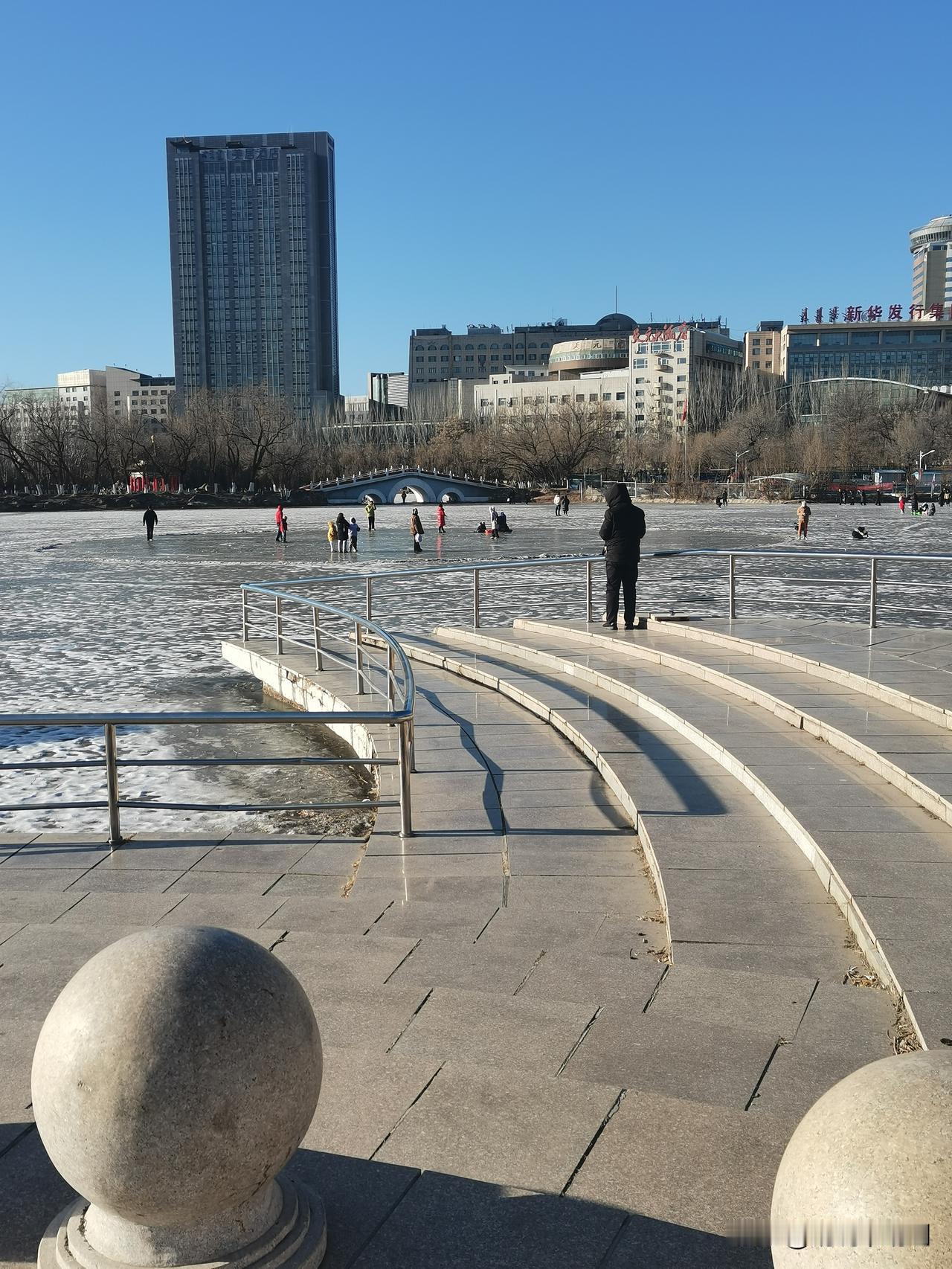 今天天气不错，下午步行走了五公里专门来青城公园个转了，好长时间都没这样长距离的走