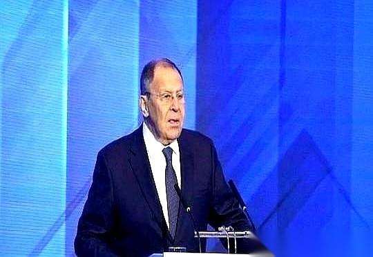 那个俄罗斯老头，拉夫罗夫，一句话就把牌桌给掀了。
他说，美国人私底下跟他们拍胸脯