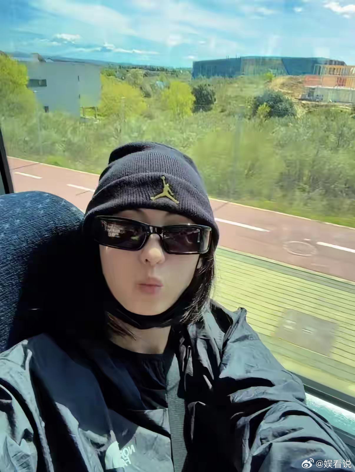 张柏芝是喜剧人实锤了，住酒店忘记带床单，但是她又有洁癖，于是铺了层垃圾袋睡。结果