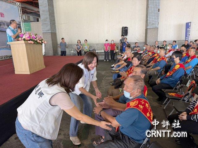 高雄市选战升温　柯志恩推新文宣勤走基层
九合一选举11月28日投票，随着选战逼近