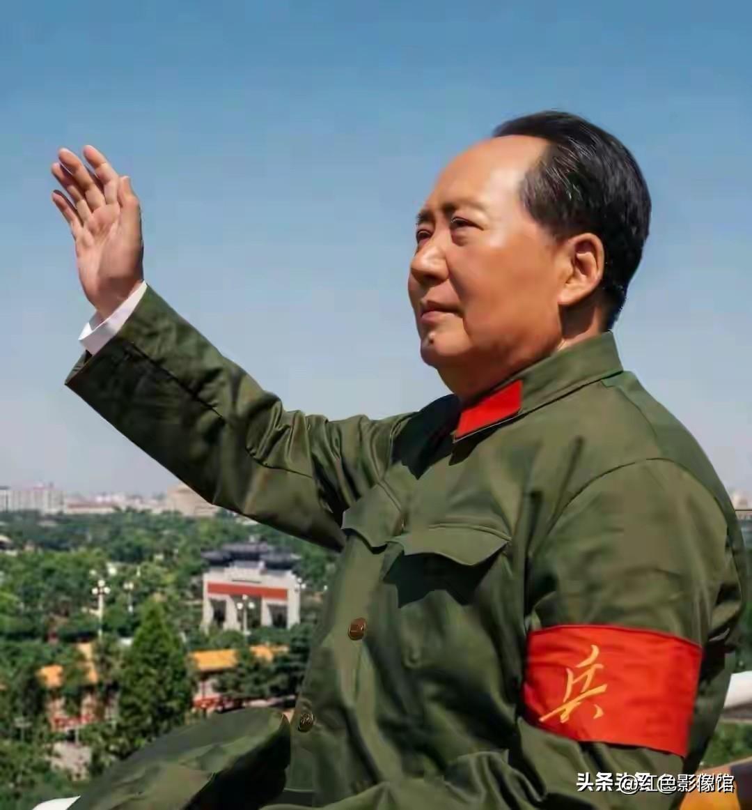 毛主席挥手的镜头深入人心，这是领袖与群众的双向呼应，饱含对人民的赤诚，无论亲历时
