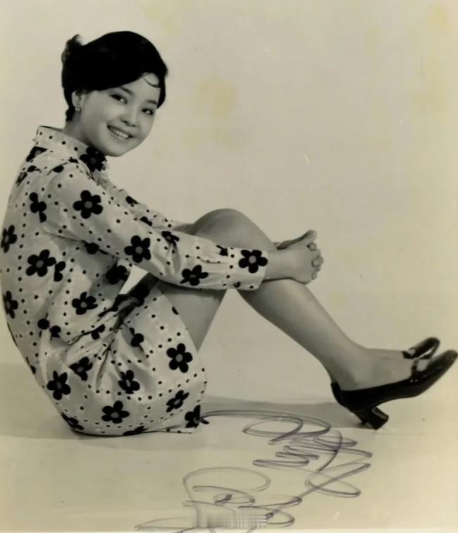 1978年，25岁的邓丽君给歌迷的签名照片，当时的她非常的清纯甜美，后来她凭借《