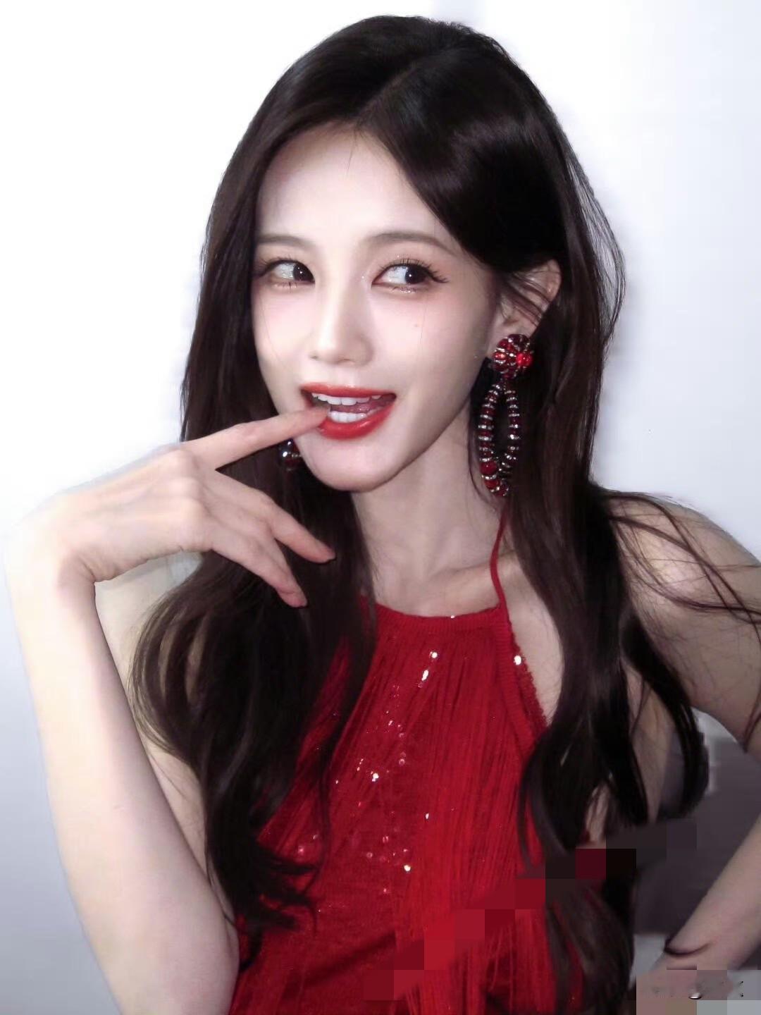 舞台采用录唱方式，其实是为了提前做好万全准备，避免现场出现意外状况，也是对舞台和