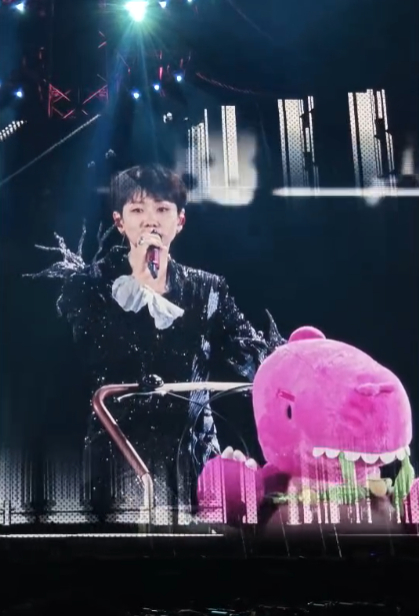 汪苏泷倒骑驴翻新了 今晚的倒骑驴不简单！素龙元素从车头蔓延到车尾，连骑行特效都是