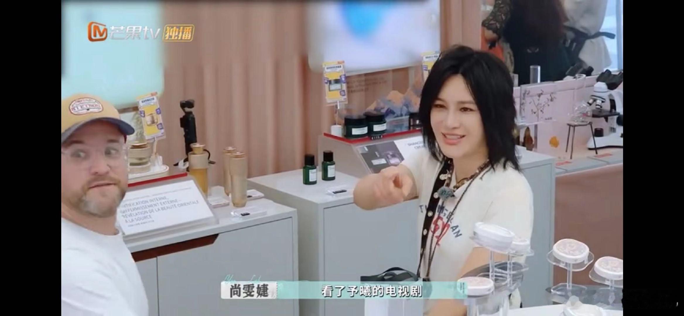 尚雯婕[超话]尚雯婕一线助攻戚薇巴黎小影迷尚雯婕一款人形粉丝助攻器小影迷也太幸福
