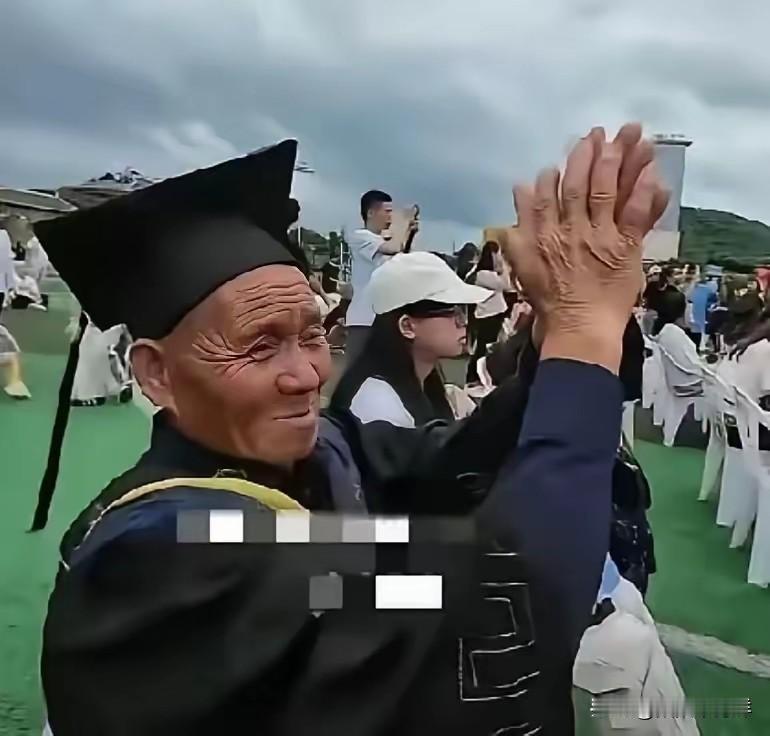 “这才是读书的意义！”近日，贵阳一大学本科男生“骗”农村70岁的老父亲来参加他的