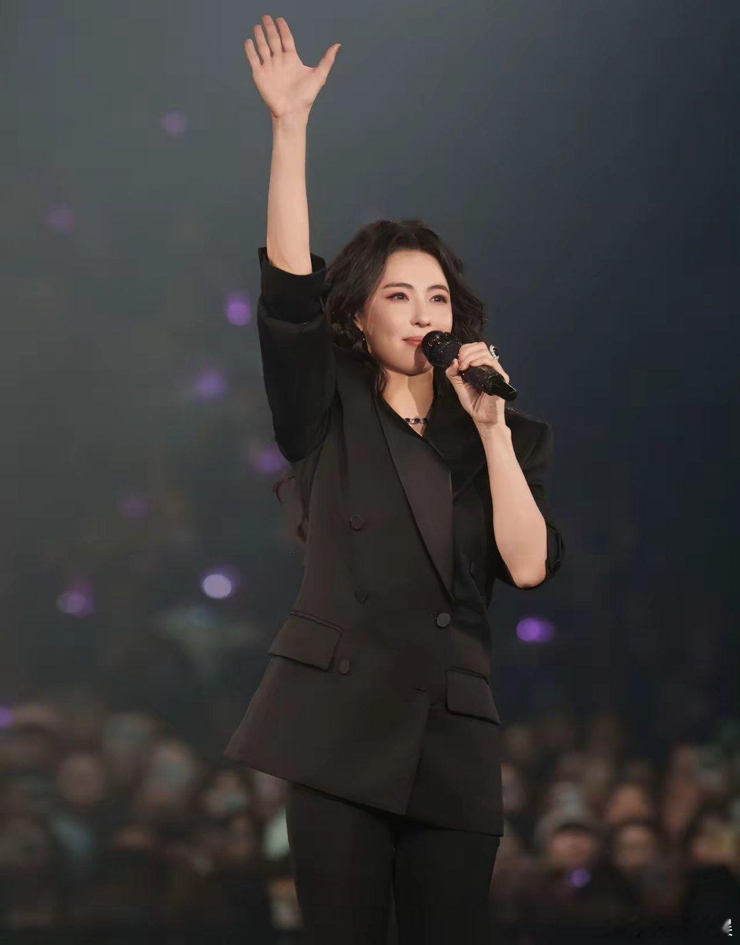 张柏芝，引发热议。8月2日，46岁的张柏芝，冲上热搜，香港演唱会上，29岁的李昊