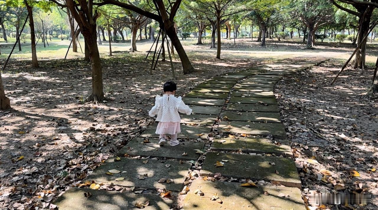 （1458）：孩子，早上好。今天深圳又降温了，跟昨天一样阴冷，最高气温只有18摄