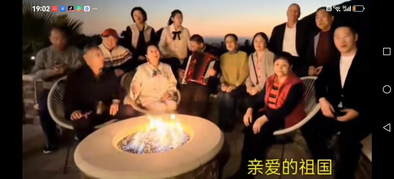 一群老艺术家在美国加州深情歌唱