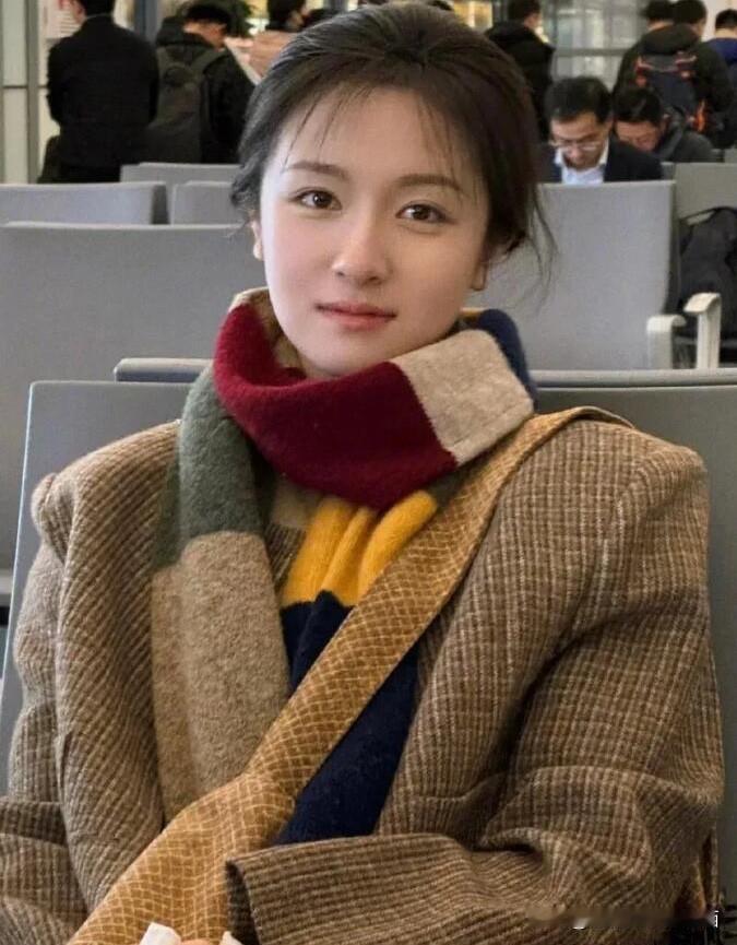 这是我见过娱乐圈里最美的一双眼睛，她的眼神清澈透亮，好像能跟你坐在那讲一天的故事