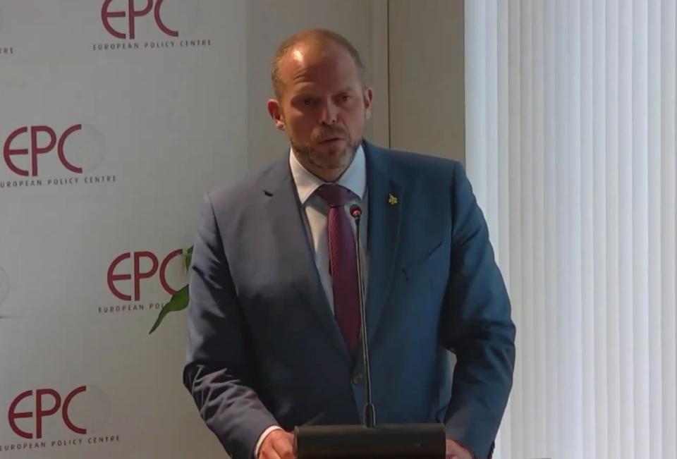 闭上嘴，才是欧洲防务的清醒
 
比利时国防大臣弗兰肯2月18日，直言怒怼：“欧洲