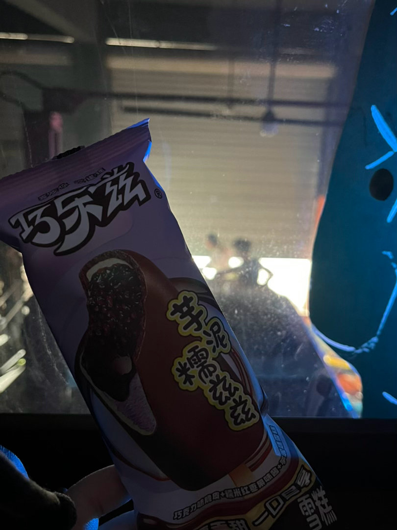 也是啃上了剧组版雪糕🍦楼下就是帅比美妞 好惬意啊 