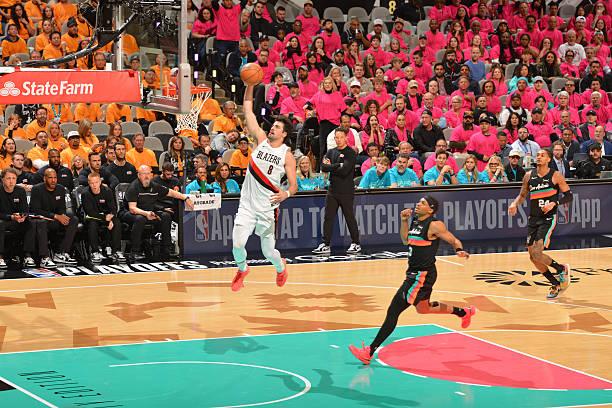 阿夫迪亚这表现真的没得黑了。其他人都没什么得分能力，防守压力都在他身上，他还是高