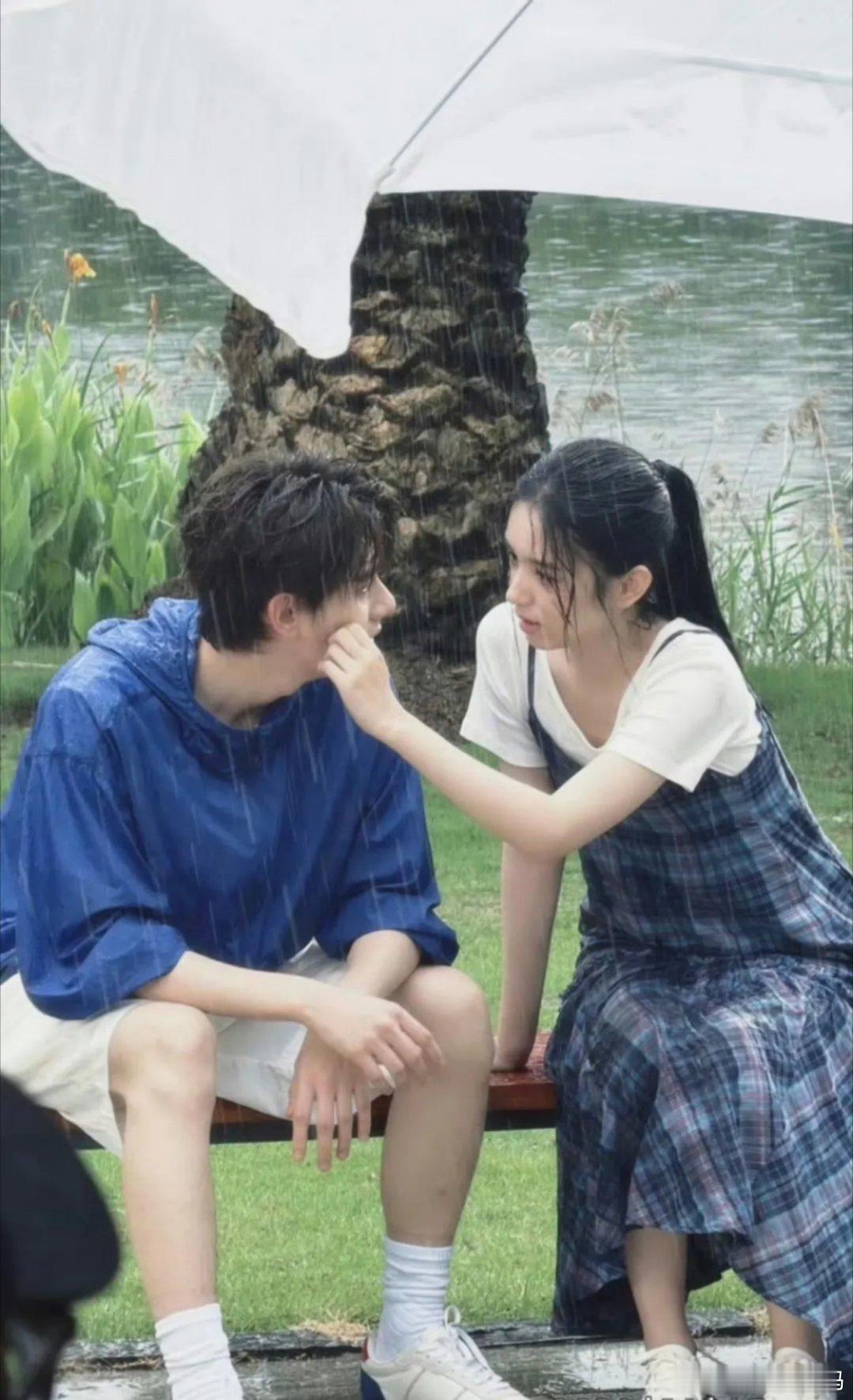 《潮热雨季未解之谜》新鲜路透释出，剧组开篇就拍摄氛围感拉满的雨戏。周也与胡先煦同
