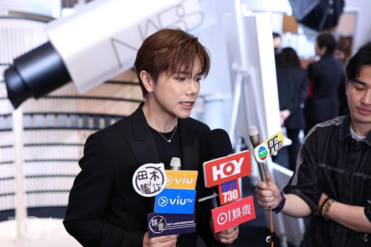 张敬轩在2026年3月韩国旅游的时候，曾经差点遇到事故被砸死，他当时迟到，没有坐