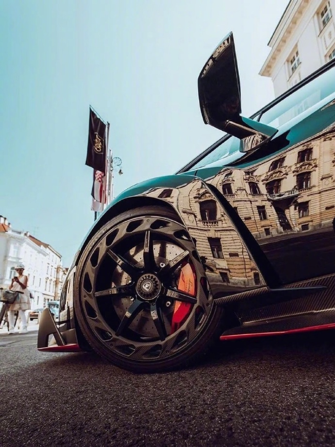 Lamborghini Veneno Roadster 狂牛之王车身由碳纤维与增