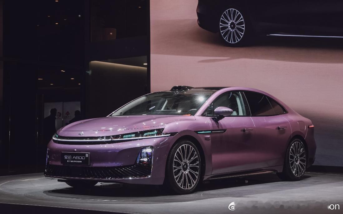 【广汽昊铂A800亮相2025广州车展，并发布内饰】11月21日，广汽昊铂A80