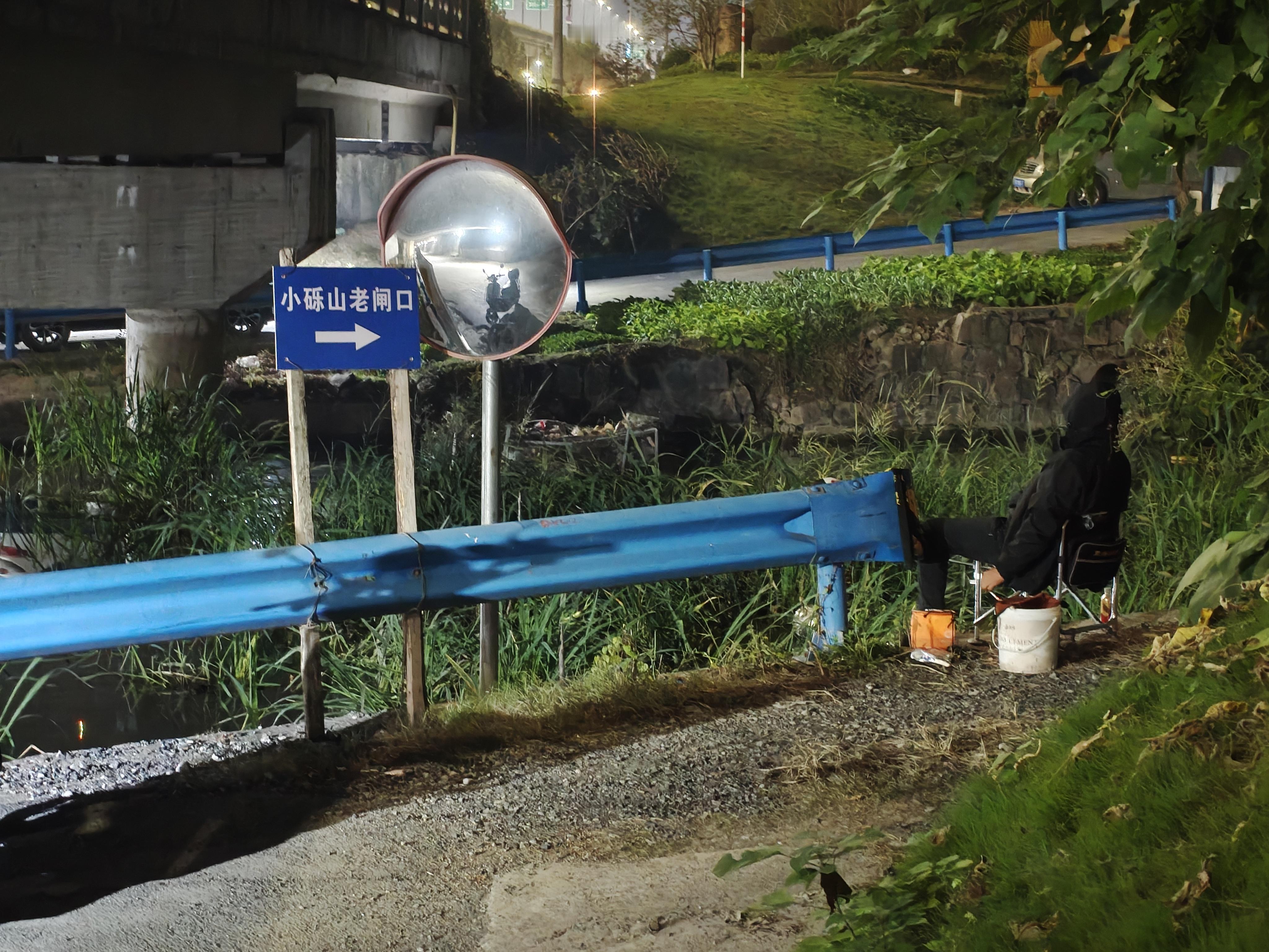 有些钓鱼佬真的是技术菜，还没啥礼貌。和他说话呢 还不搭理你漂 都被鱼拖走了 还不