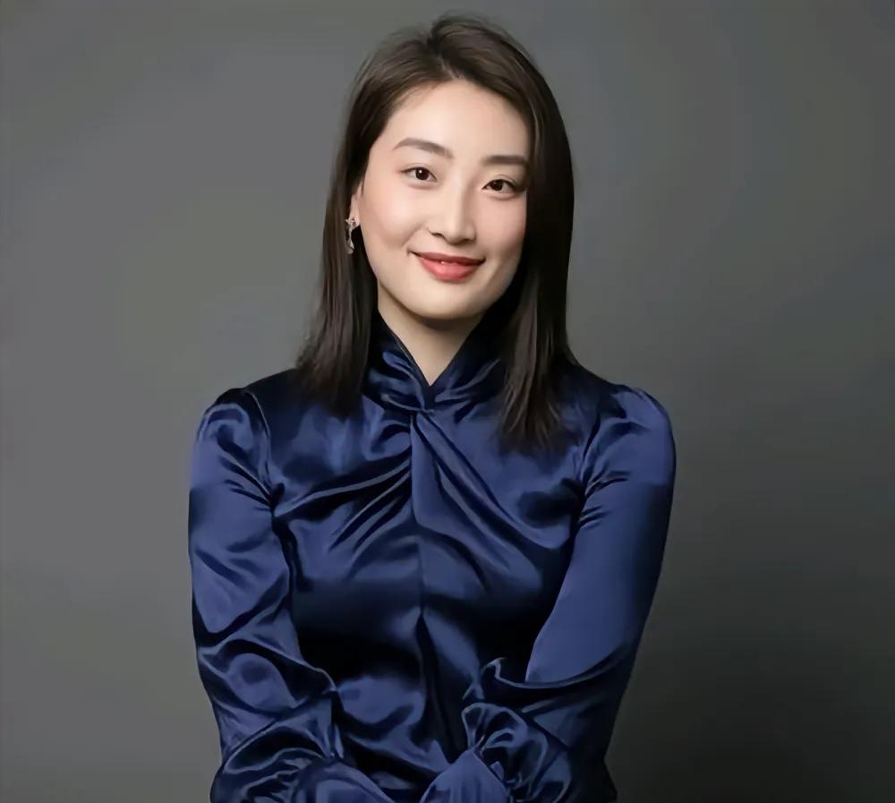 宗馥莉辞职了

最开心的人有可能不是杜建英，

也不是宗馥莉的三个孩子，而是宗馥