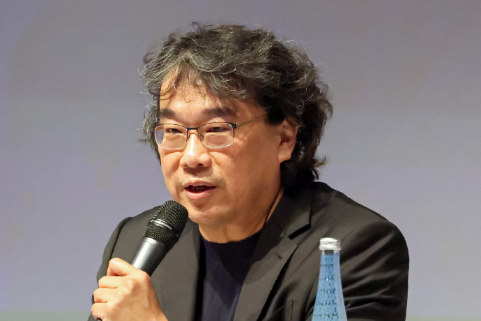 奉俊昊想摧毁全世界的AI 奉俊昊作为评审团主席出席马拉喀什电影节记者会，谈及了近