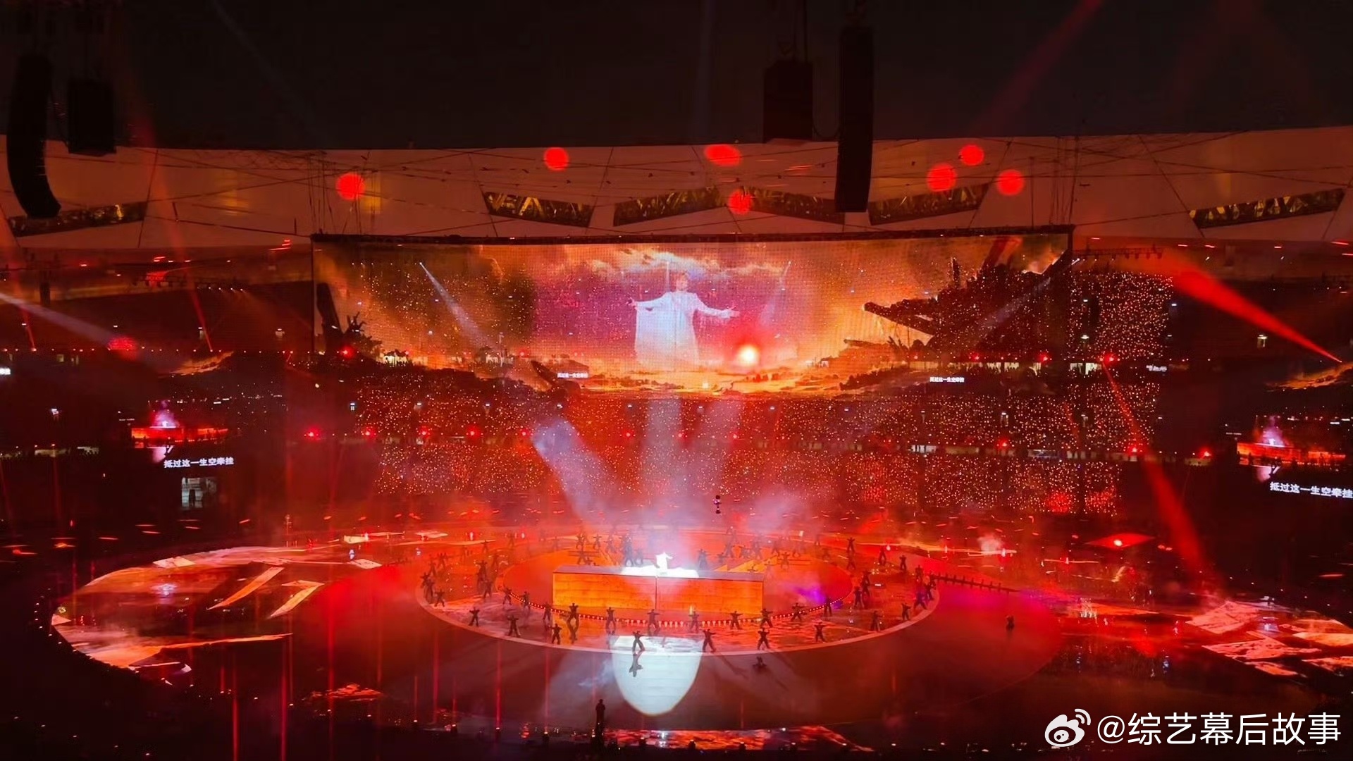 这才是顶流舞台！120人舞团气势如虹，台下歌迷应声而来张杰120人舞团台上台下都