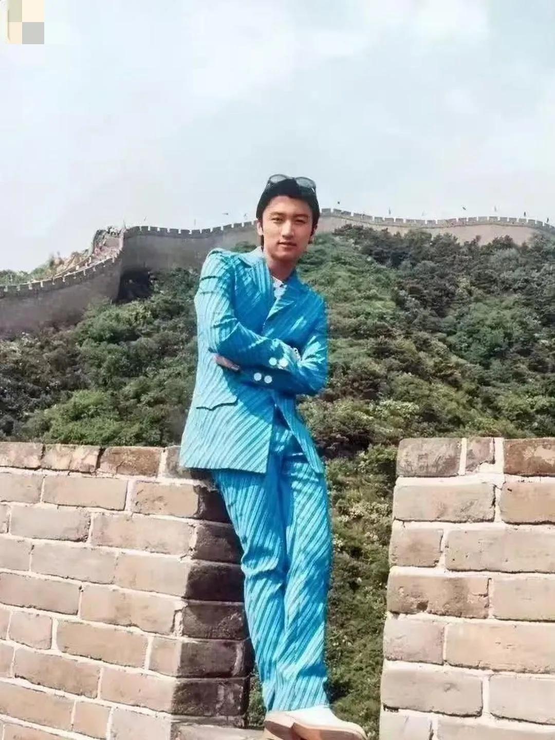 17岁的谢霆锋首次登上长城，一身蓝色条纹西装，白色皮鞋，一副太阳镜架在头顶，一脸
