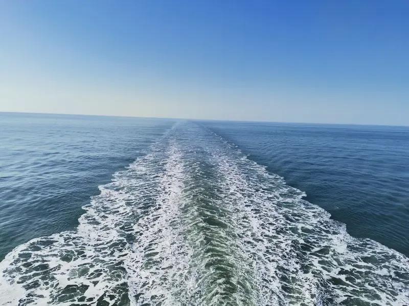 出上：望大海风平浪静，
对下：观高空万里无云。