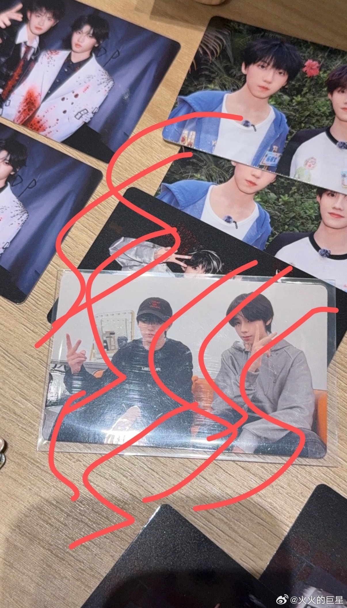 竟然是练习室合照穆祉丞王橹杰隐藏卡是练习室合照穆祉丞王橹杰跨代隐藏卡手写卡背