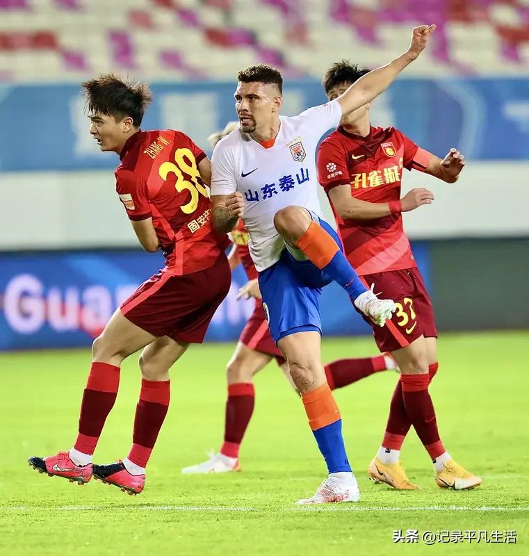 开场没多久河南队就先进球，很快又再进一个，海港上半场只追回一球。
 
下半场海港