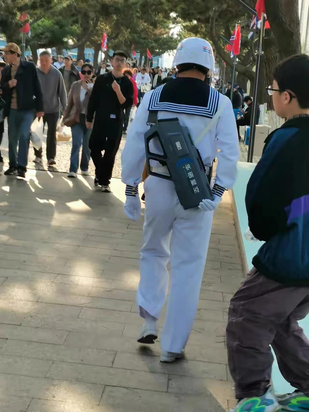 解放军海军节观舰现场一景（左图）。如此小巧玲珑，驻守金马外岛的台军官兵表示很羡慕