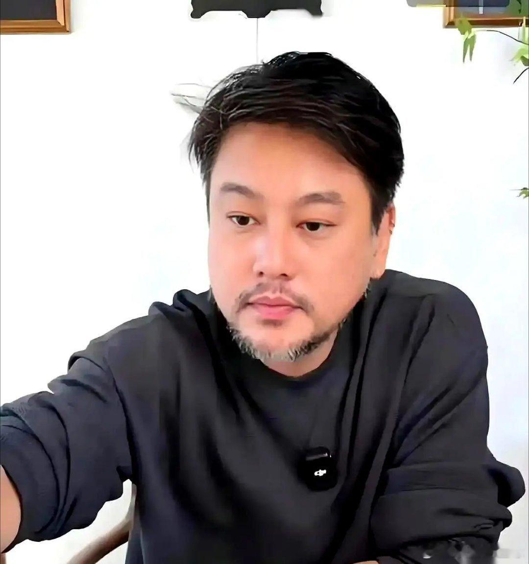 朱孝天“滑跪”道歉了！朱孝天在爆料阿信假唱和立场有问题等诸多黑料后，他发布了一则