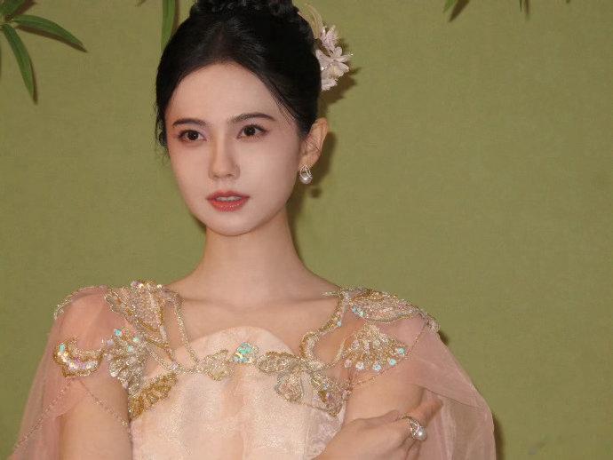 内娱中式旗袍美人全在这了中秋舞台上的东方美人群像长辈的优雅从容，年轻女孩的灵动鲜