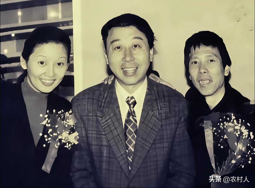 1999年冯小刚和徐帆婚礼当日，42岁的冯巩和两人留下了这张合影。画面里三人笑意