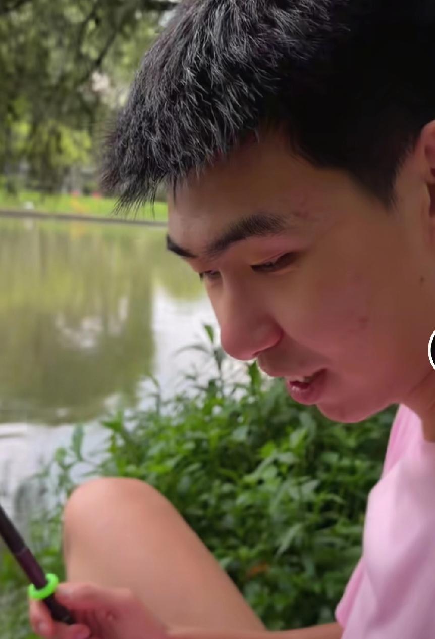 被杜锋和广东宏远赶走的徐昕，经历一赛季的磨砺荣膺CBA进步最快，而随着广州龙狮结
