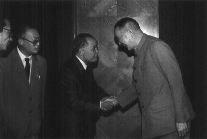 1990年7月，洪学智在北京会见老挝建国阵线代表团。右二为波朗.布拉帕。