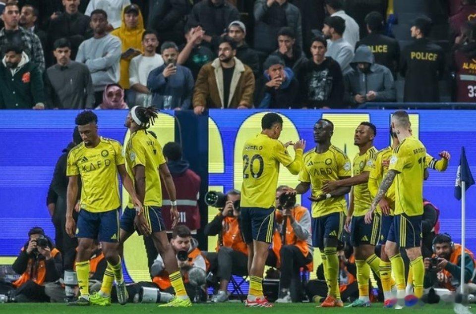 沙特联赛一场焦点战中，利雅得胜利在主场2-0力挫卫冕冠军吉达联合，在C罗罢赛缺阵