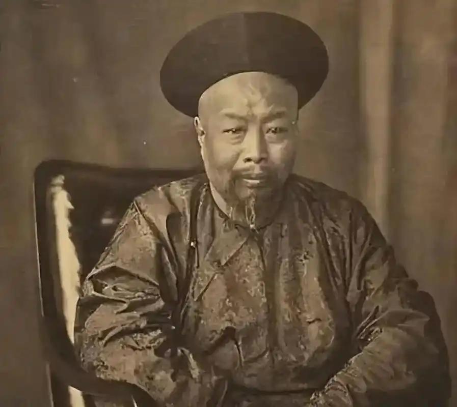 1858 年，大清总督叶名琛被英军俘虏，送到印度，关进玻璃房，围观的人笑他像只猴