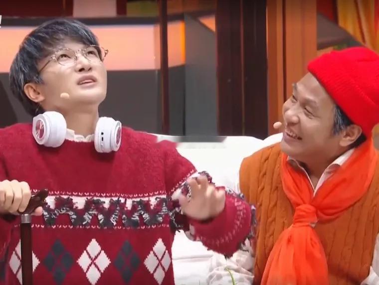 周深被宋小宝“忽悠”，在东北的冬天去舔铁，舌头被粘掉了一层皮——如此搞笑的一幕，