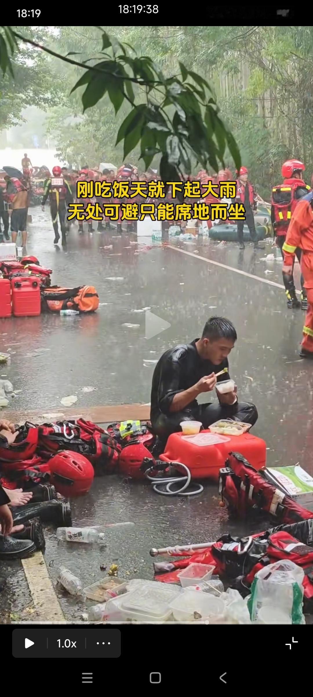 暴雨里拿装备当餐桌，米饭搭配雨水，真的太辛苦了！

累了想躺地上歇会儿做不到，这
