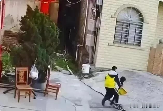 13岁男生猥亵女生被送专门学校训诫：还要给未成年人多少机会？

梅州发生的那个，