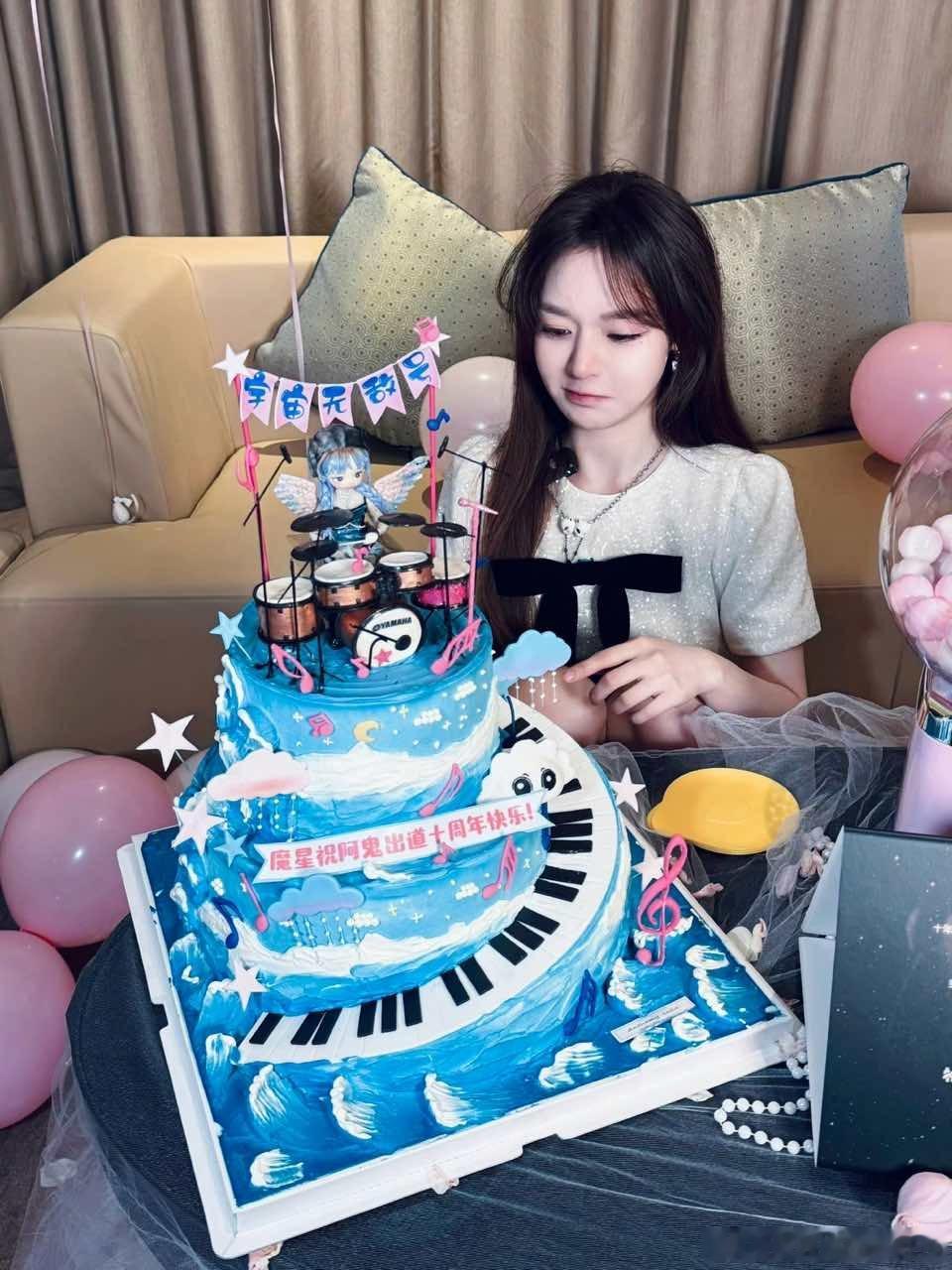 黄霄雲十年只是故事的开始黄霄雲与魔星双向奔赴十周年啦！霄雲从北京小出租屋中练琴的