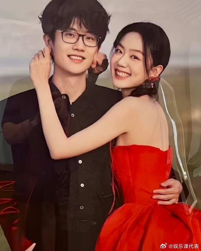 许嵩冯禧最新结婚照许嵩冯禧捏耳搂腰结婚照 新的结婚照来咯！ ​​​